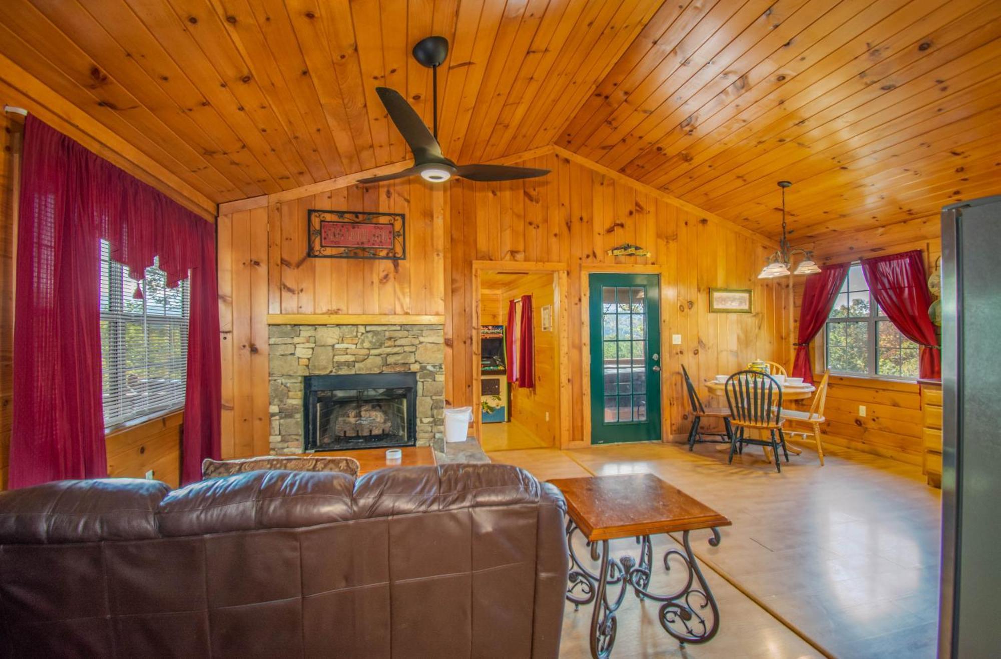 Ladybug Resort Romantic Cabin With Mountain Views, Game Room, Close To Dollywood Sevierville Exterior foto