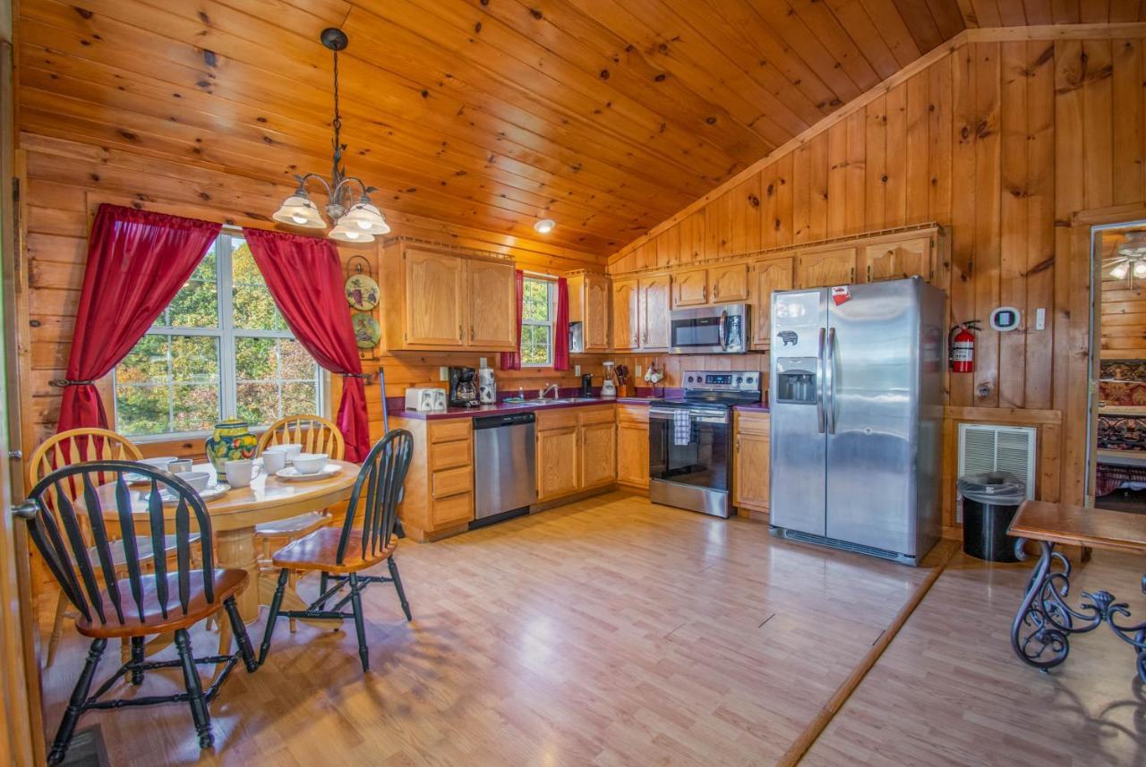 Ladybug Resort Romantic Cabin With Mountain Views, Game Room, Close To Dollywood Sevierville Exterior foto